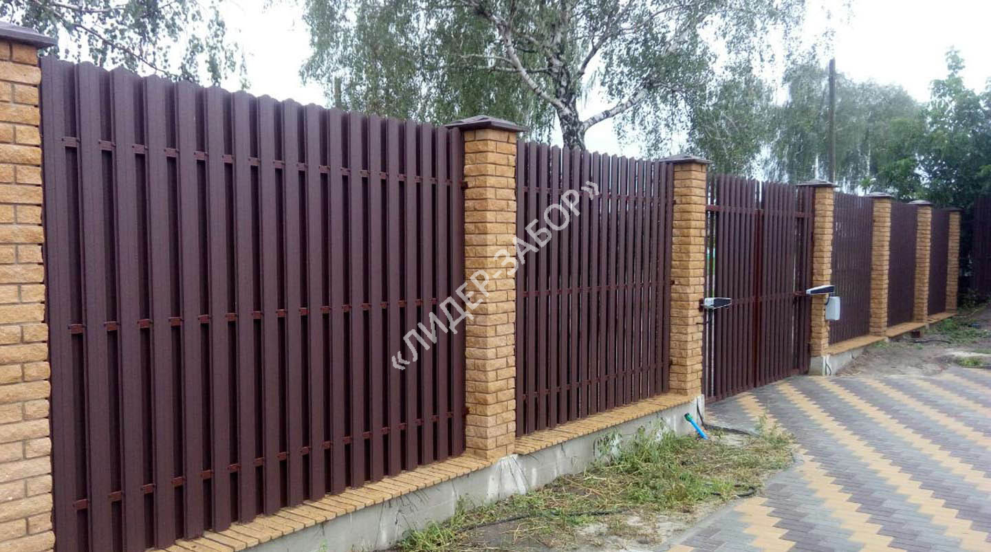 Купить Забор из штакетника Шахматка вертикальная на каменных столбах